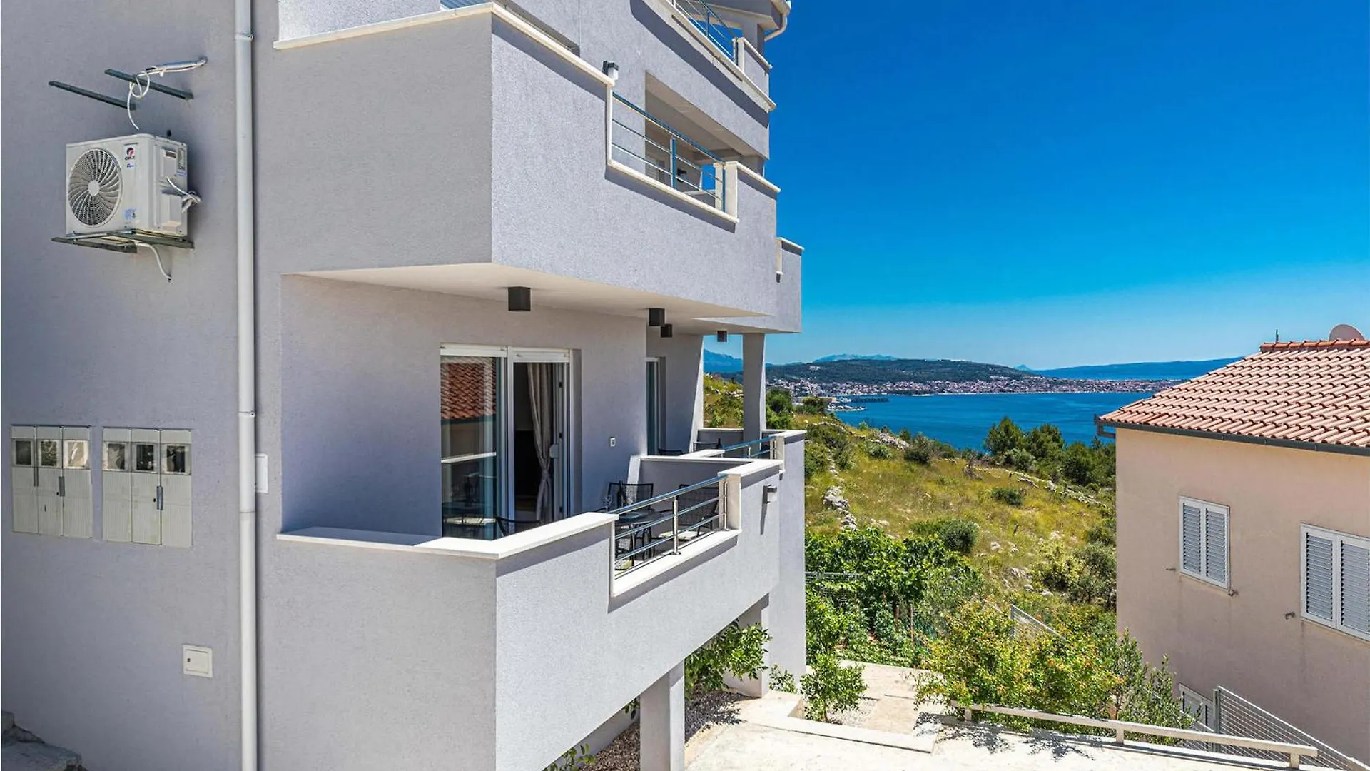 1 Bedroom Lovely Apartment In Seget Donji 0*,